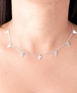 Modelo feminina jovem usando um colar de prata foto com zoom 2