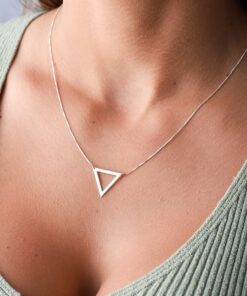 Modelo feminina de roupa verde usando um colar Triângulo Vazado foto com zoom 2