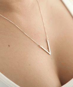 Modelo feminina jovem usando um colar V Pequeno