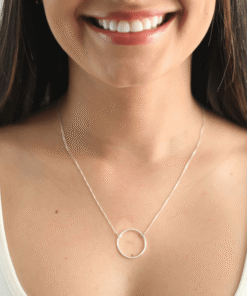 Moça jovem usando um colar Circulo