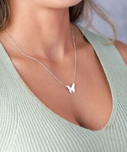 Moça jovem usando um colar Borboleta