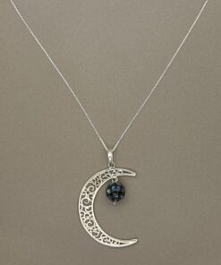 Colar Lua Globo Abalone sobre uma superfície lisa