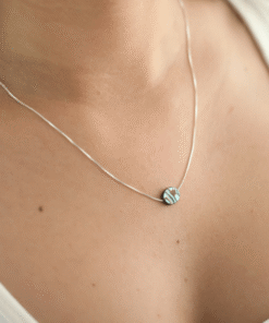 Modelo feminina usando um Colar Abalone Oval tamanho P