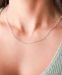 Modelo feminina usando um Colar Elo Corações