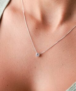 Modelo feminina usando um Colar de prata Ponto de Luz