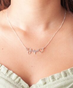 Modelo feminina com o Colar Batimento Menina