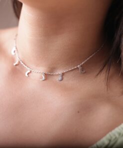 Modelo feminina de camisa verde usando um Choker 7 luas