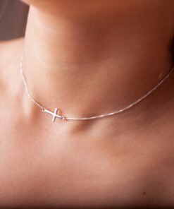 Modelo feminina de camisa verde usando um Choker Cruz