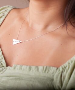 Modelo feminina com o Colar Avião de papel