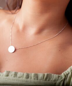 Modelo feminina com o Colar Circulo chapa