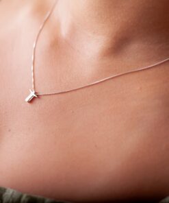 Modelo feminina com o Colar Cristo sobrepor