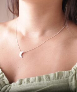 Modelo feminina com o Colar Lua lisa tamanho P