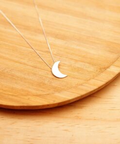 Lua lisa tamanho P, acima de uma base de madeira rústica