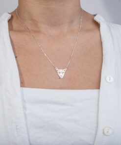 Modelo feminina usando um Colar Onça