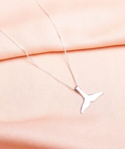 Foto do colar “Colar Rabo de Sereia Liso”, acima de uma base de tecido