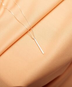 Foto do colar “Taquinho”, acima de uma base de tecido