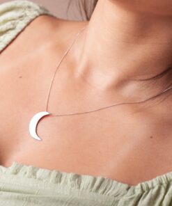 Modelo feminina com o Colar lua lisa tamanho G