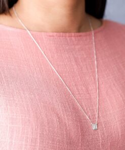 Modelo feminina usando um Escapulário Nossa Senhora do Carmo