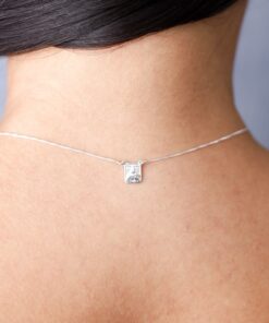 Modelo feminina usando um Escapulário Nossa Senhora do Carmo