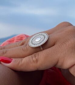 Mão de uma mulher com um anel de prata da vesty prata