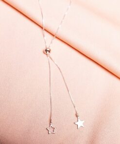 Foto da “Gravatinha Estrelas”, acima de uma base de tecido