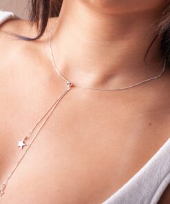 Modelo feminina de camisa branca usando uma Gravatinha estrelas