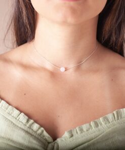 Modelo feminina com o Colar Chocker circulo Madrepérola