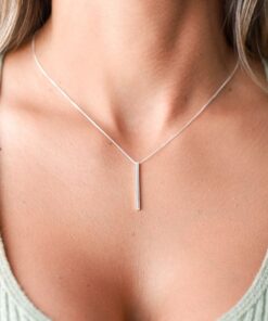 Modelo feminina com o Colar Taquinho de 45 centímetros