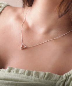 Modelo feminina com o Colar Triangulo 3D