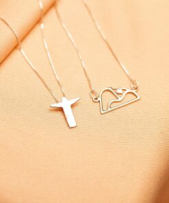 Foto do Escapulário “Rio de Janeiro”, acima de uma base de tecido