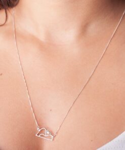 Modelo feminina de camisa branca com um Escapulário Rio de Janeiro