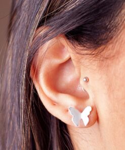 Orelha feminina com brinco borboleta