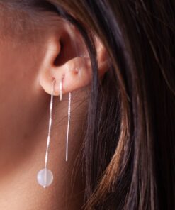 Modelo feminina com o Brinco madreperola