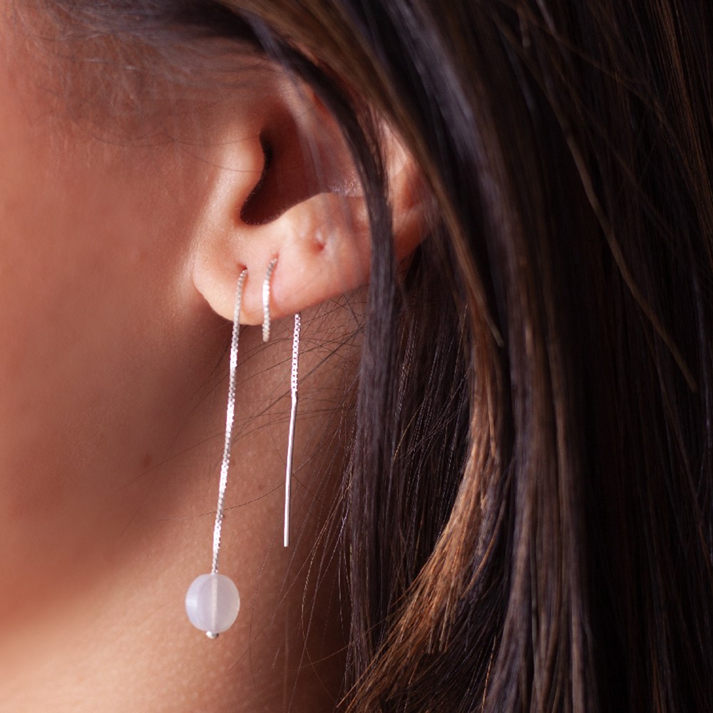 Modelo feminina com o Brinco madreperola