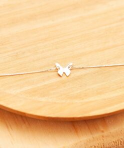 Pulseira em um prato de madeira