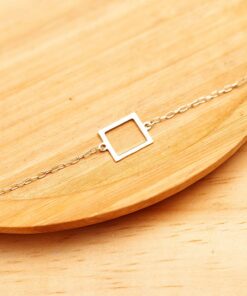 Pulseira em um prato de madeira