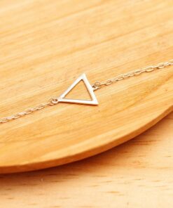 Pulseira em um prato de madeira