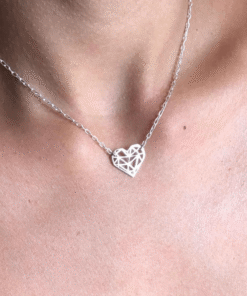 Colar Coração Recortes em prata 925 em modelo