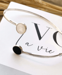 Bracelete de prata 925 madreperola e agata negra em prata 925 em cima de um livro