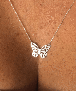 colar borboleta em modelo