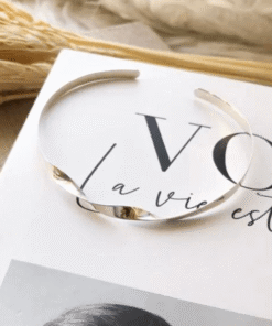 bracelete retorcido em prata 925 em livro branco