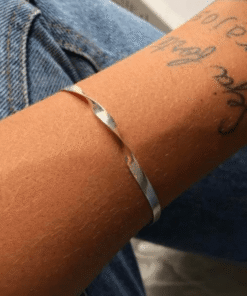 bracelete retorcido em prata 925 em modelo