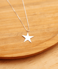 colar estrela em prata 925 em prato de madeira