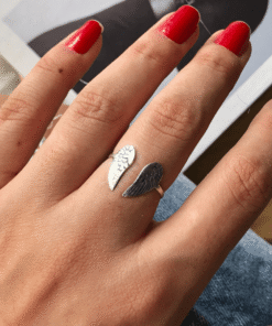 anel asas de anjo em modelo