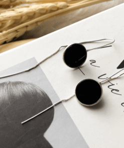 brinco agulha agata negra em livro
