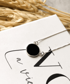 escapulario agata negra em livro branco