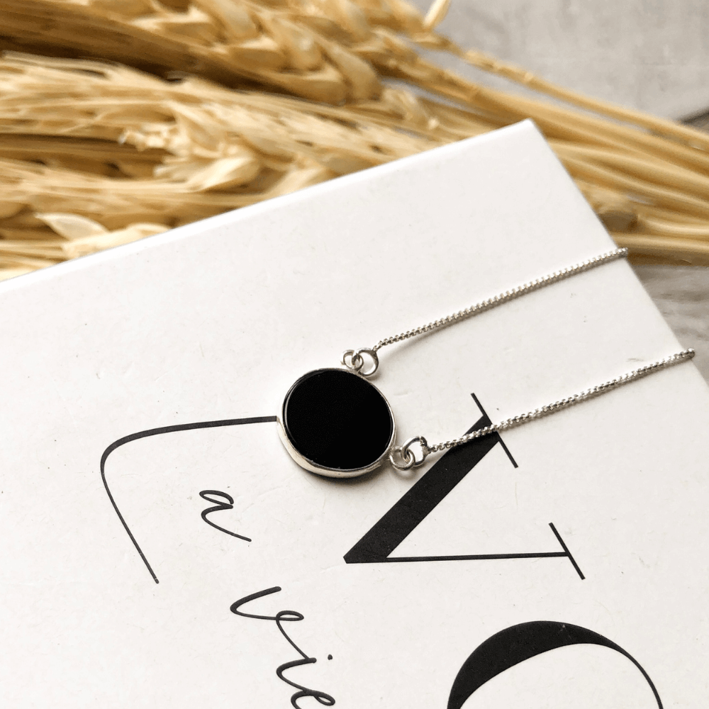 escapulario agata negra em livro branco