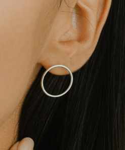 brinco circulo medio em modelo