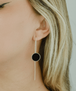 brinco gancho agulha agata negra em modelo