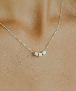 colar 3 dadinhos de prata 925 em modelo